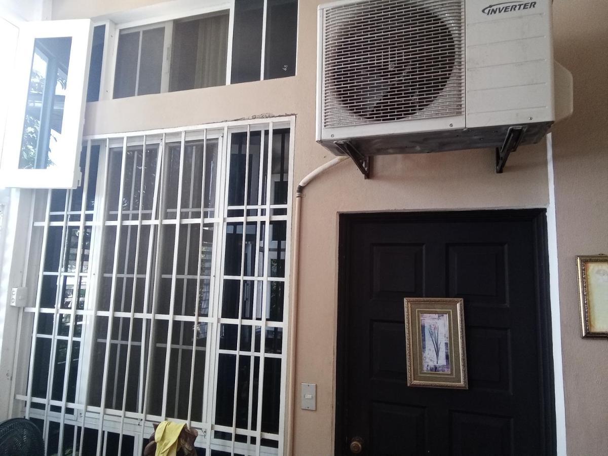 Casa De Don Francisco פלורס